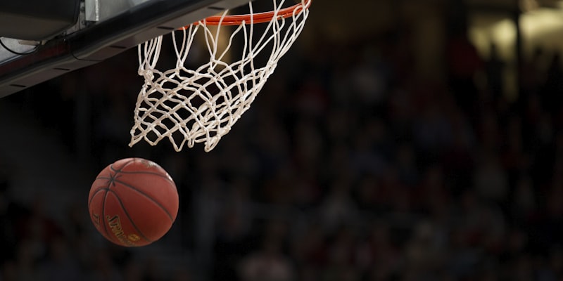 NBA季后赛湖人队与掘金队比赛精彩瞬间，球员扣篮